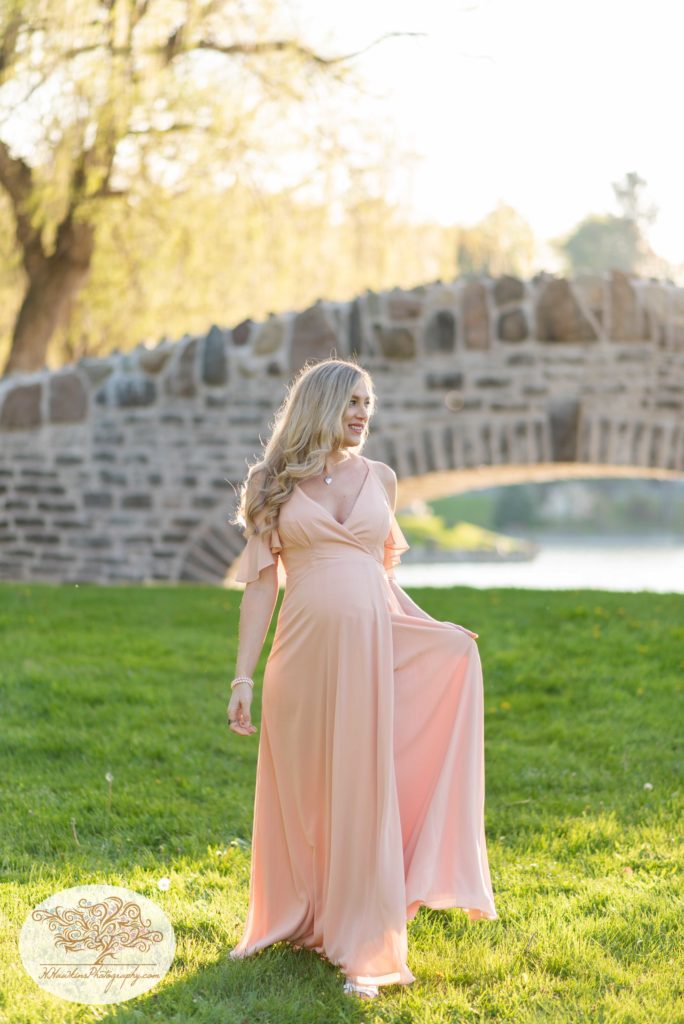 pregnant mom during her maternity pictures