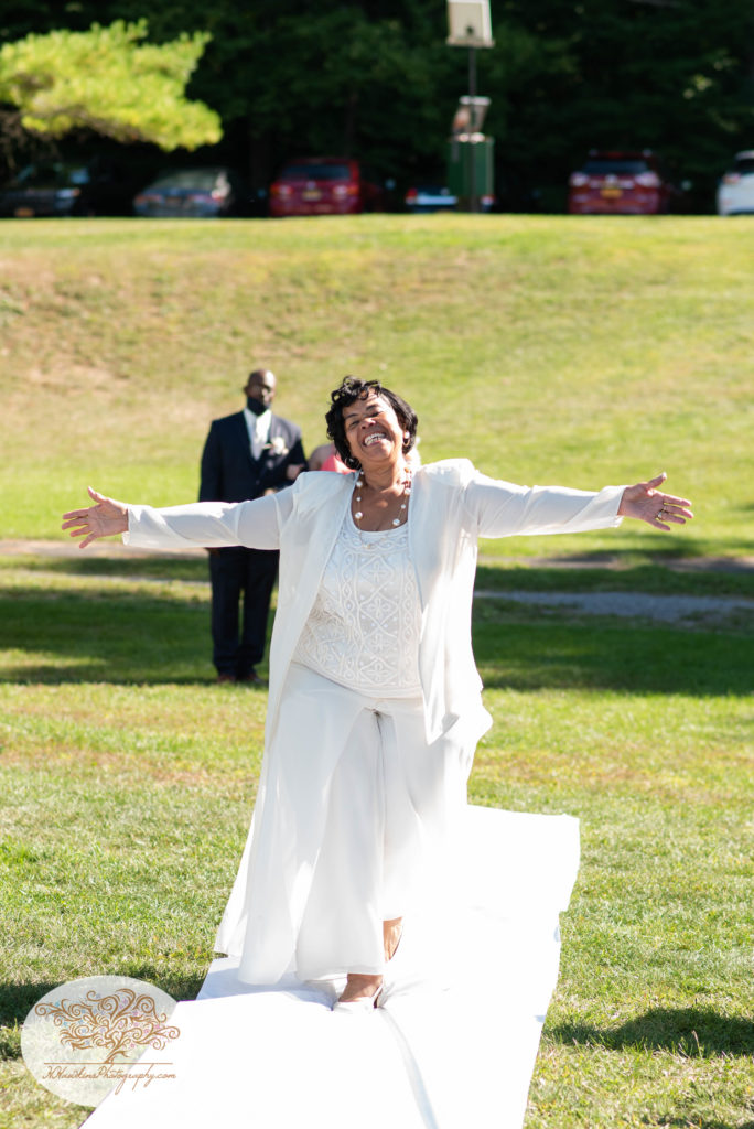Mother of the bride dances down the aisle at her daughters wedding at John Boyd Thatcher State Park